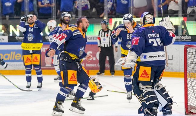 Keeper Leonardo Genoni und seine Mitspieler feiern den Titel.