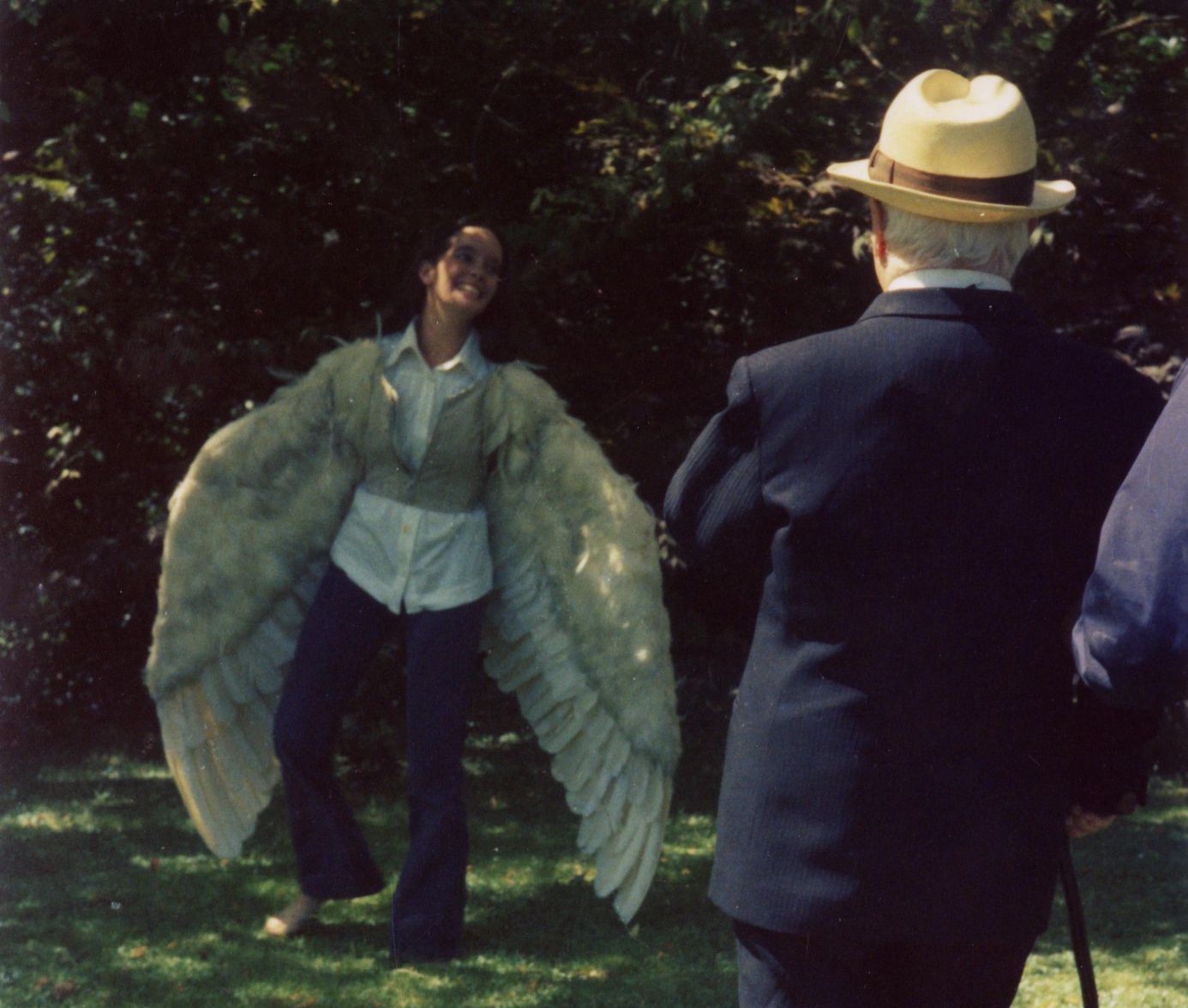 En 1974, Victoria danse caparaçonnée dans le costume de la femme oiseau de «The Freak» sous le regard de son réalisateur de père. Charlie Chaplin ne put achever ce dernier film, il décède en 1977.