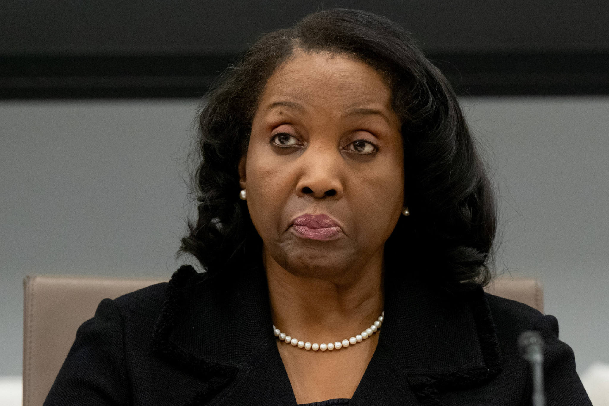 Lisa Cook lors d’une réunion ouverte du conseil de la Réserve fédérale à Washington, DC, discutant des normes de levier le 25 juin 2025.