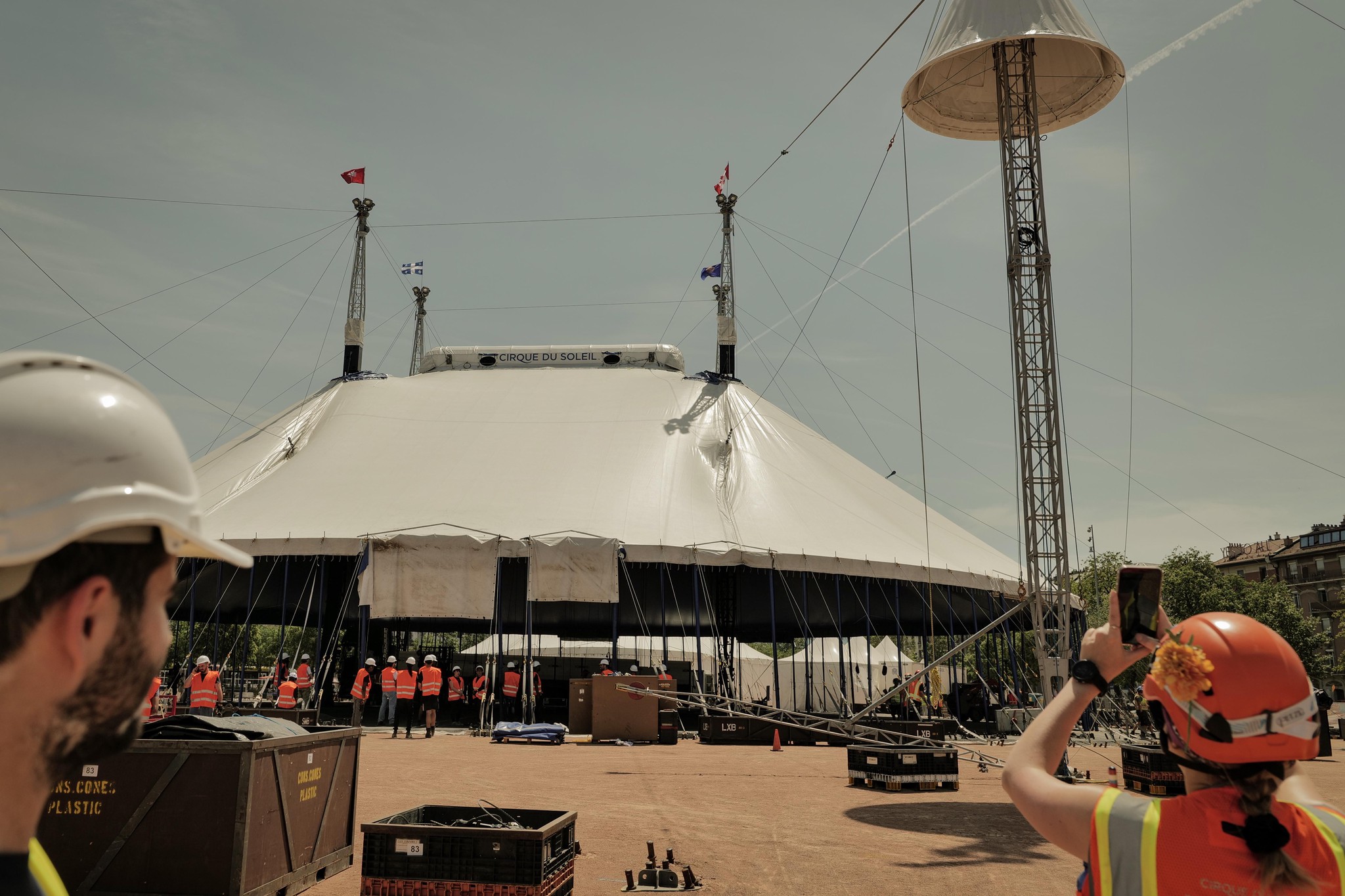 Genève, le 20 mai 2022. Plaine de Plainpalais. Montage du grand chapiteau du Cirque du Soleil. Photo: LAURENT GUIRAUD