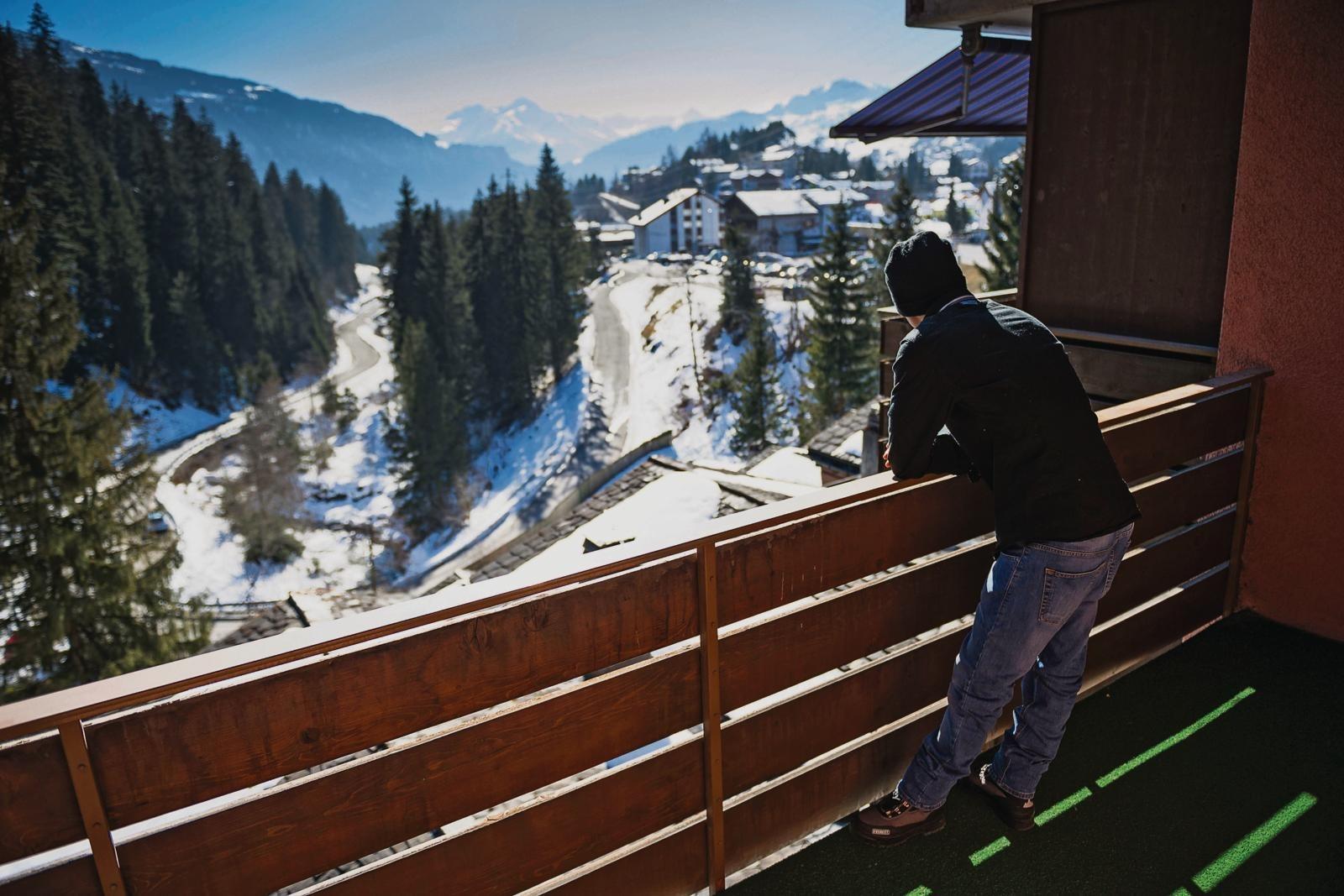 Asylbewerber machen ein Bett bereit, in der Asylunterkunft im ehemaligen Hotel Rustico, am Mittwoch, 18. Februar 2015, in Laax. Die Gemeinde hatte sich gegen die Umnutzungsplaene des Kantones gewehrt, verlor aber vor Bundesgericht. In diesen Tagen ziehen die ersten 42 Asylbewerber ein. Die Anlage hat Kapazitaet fuer 100 Personen. (KEYSTONE/Gian Ehrenzeller)