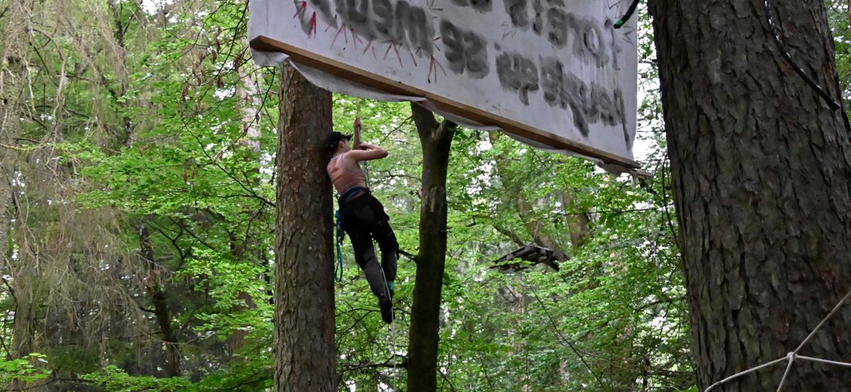 25 juin 2024. La Commune de Ballens porte plainte contre les militants  car depuis samedi matin, une cinquantaine d’activistes du climat occupent la magnifique  forêt qui recouvre le plus grand gisement de gravier du canton   Ils font une conférence de presse pour annoncer leur départ mais pas la fin de leur combat pour cette forêt.     Photo Patrick Martin/24HEURES