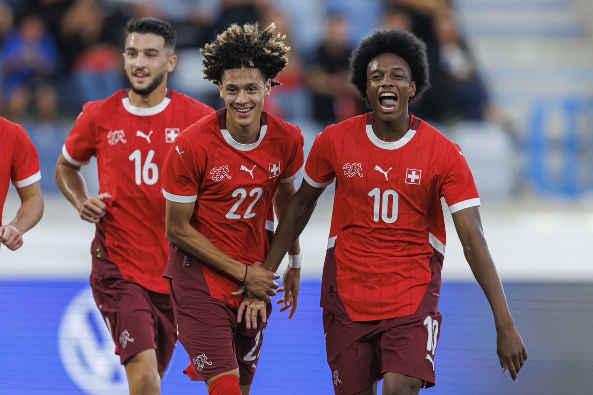 Franck Surdez célèbre son but avec Leon Avdullahu et Alvyn Sanches lors du match de qualification pour l'Euro UEFA 2025 des moins de 21 ans entre la Suisse et l'Albanie, au stade de la Tuiliere à Lausanne, Suisse, le 6 septembre 2024.