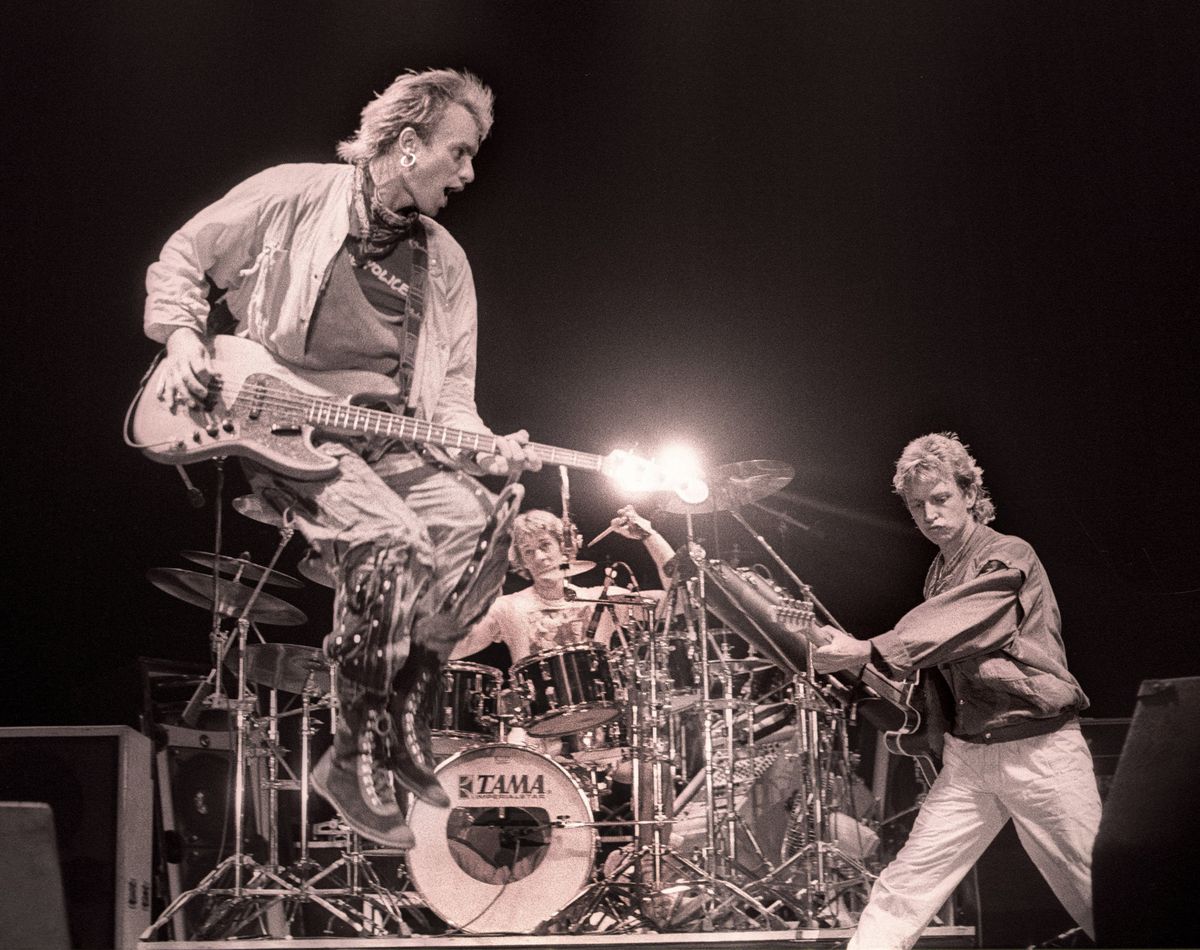 Stewart Copeland, Sting et Andy Summers de gauche à droite, sur scène aux Pays-Bas, le 4 octobre 1983.