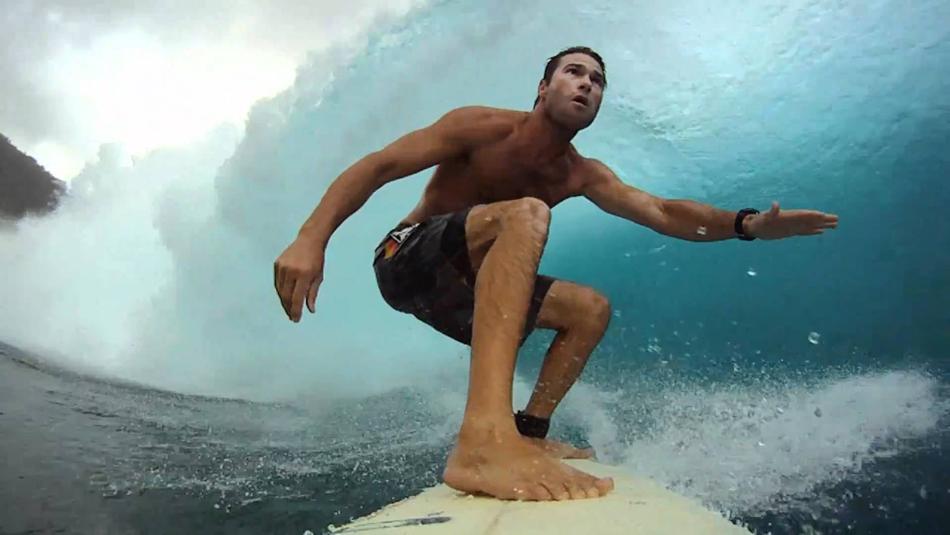 Die Hände balancieren, die Beine auf dem Brett, auf dem eine GoPro-Kamera installiert ist. Das Gerät liefert faszinierende Aufnahmen.