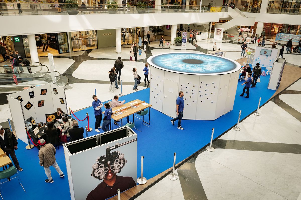 Genève, le 13 mars 2024. Un village de la vue est à découvrir jusqu'à jeudi au centre commercial Balexert, à l'occasion de la semaine mondiale du glaucome. Une première à Genève. Au programme des stands d'information et ludiques avec des jeux pour les enfants et des casques de réalité virtuelle expliquant l'intérieur de l'œil.