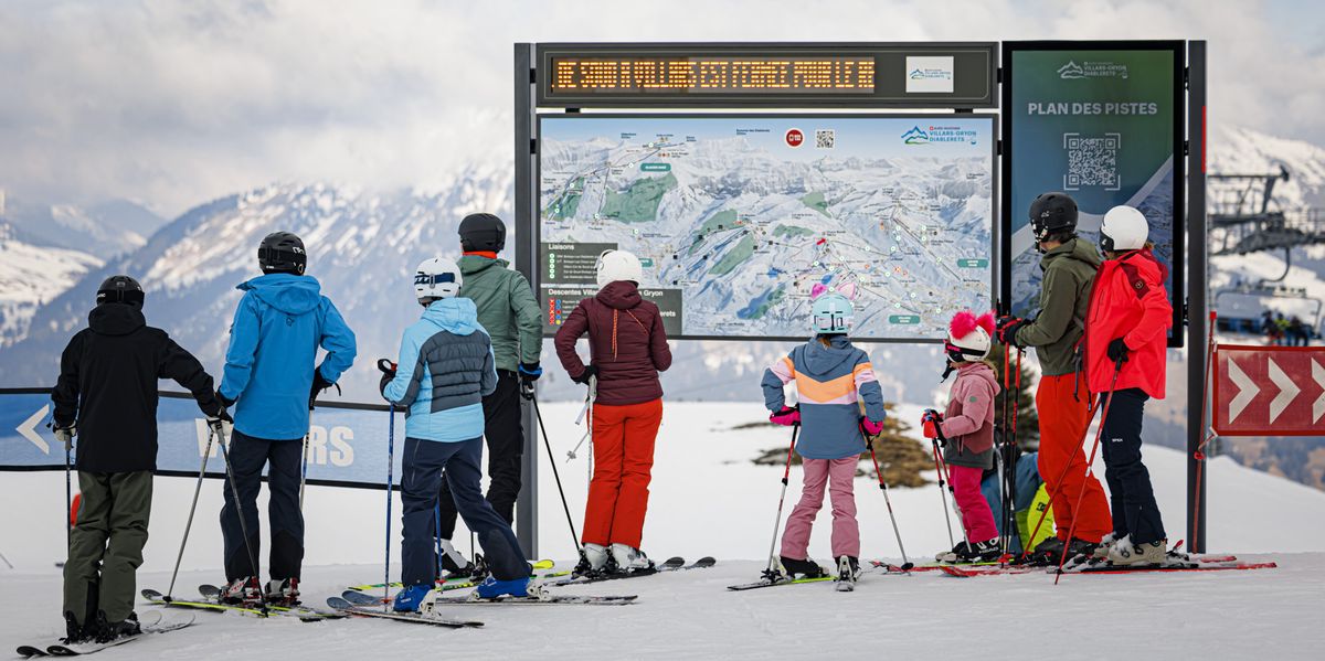 Des skieurs consultent un plan de la station Villars-Gryon-Les Diablerets.