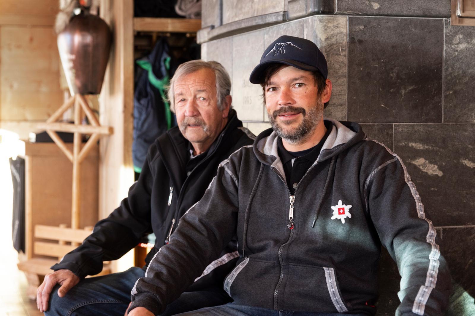 Pause: «Edelweiss»-Wirt Marcel Ettlin mit seinem Vater vor dem Giltsteinofen.