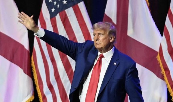 Staatsanwalt reicht einen Antrag auf Erlass einer Schutzanordnung ein: Ex-Präsident Donald Trump bei einem Auftritt in Alabama. (4. August 2023)