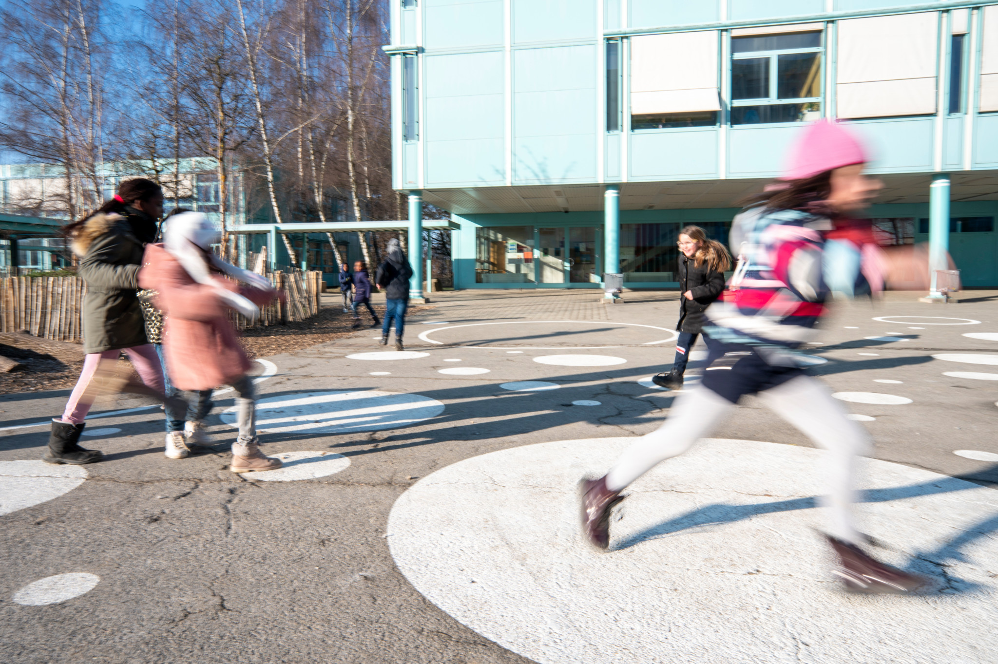 Des enfants jouent dans la cour de l’école primaire de Coteau-Fleuri à Lausanne, visant à réduire le sexisme dans les espaces scolaires, le 10 février 2023.