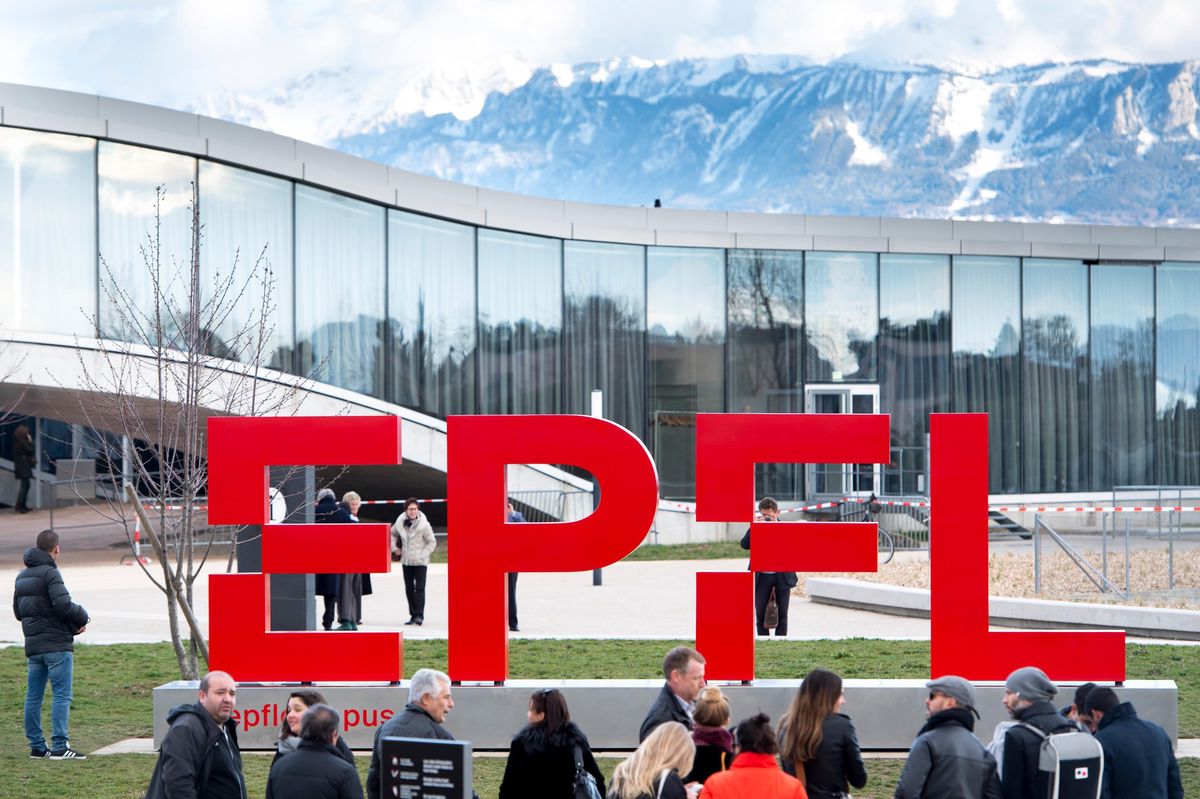 Nouveau logo rouge de l'EPFL devant le Rolex Learning Center à Lausanne lors du 50e anniversaire de l'EPFL.