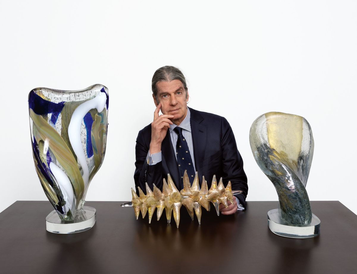 John Armleder avec trois de ses pièces en verre, «Charybde», «Silvano» et «Scylla».