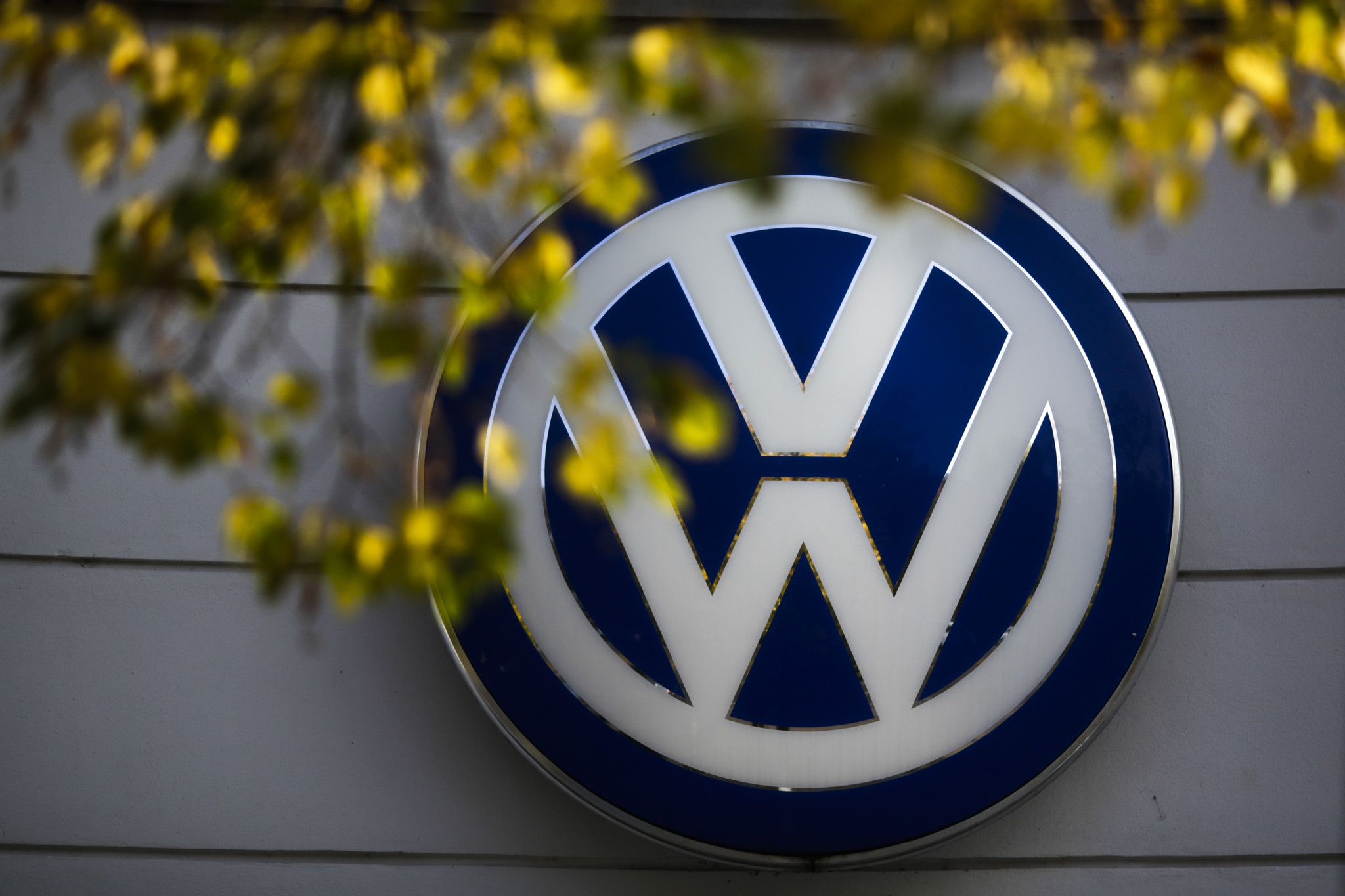 Krise beim Autobauer: VW-Dachgesellschaft macht fast eine Milliarde Euro Verlust