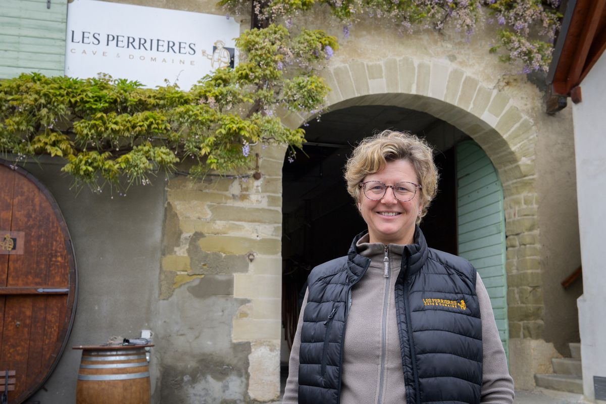 Portraits de Sandrine Imberti qui, avec ses frères, assure la gestion du dommaine "Les Perrières" depuis huit générations.