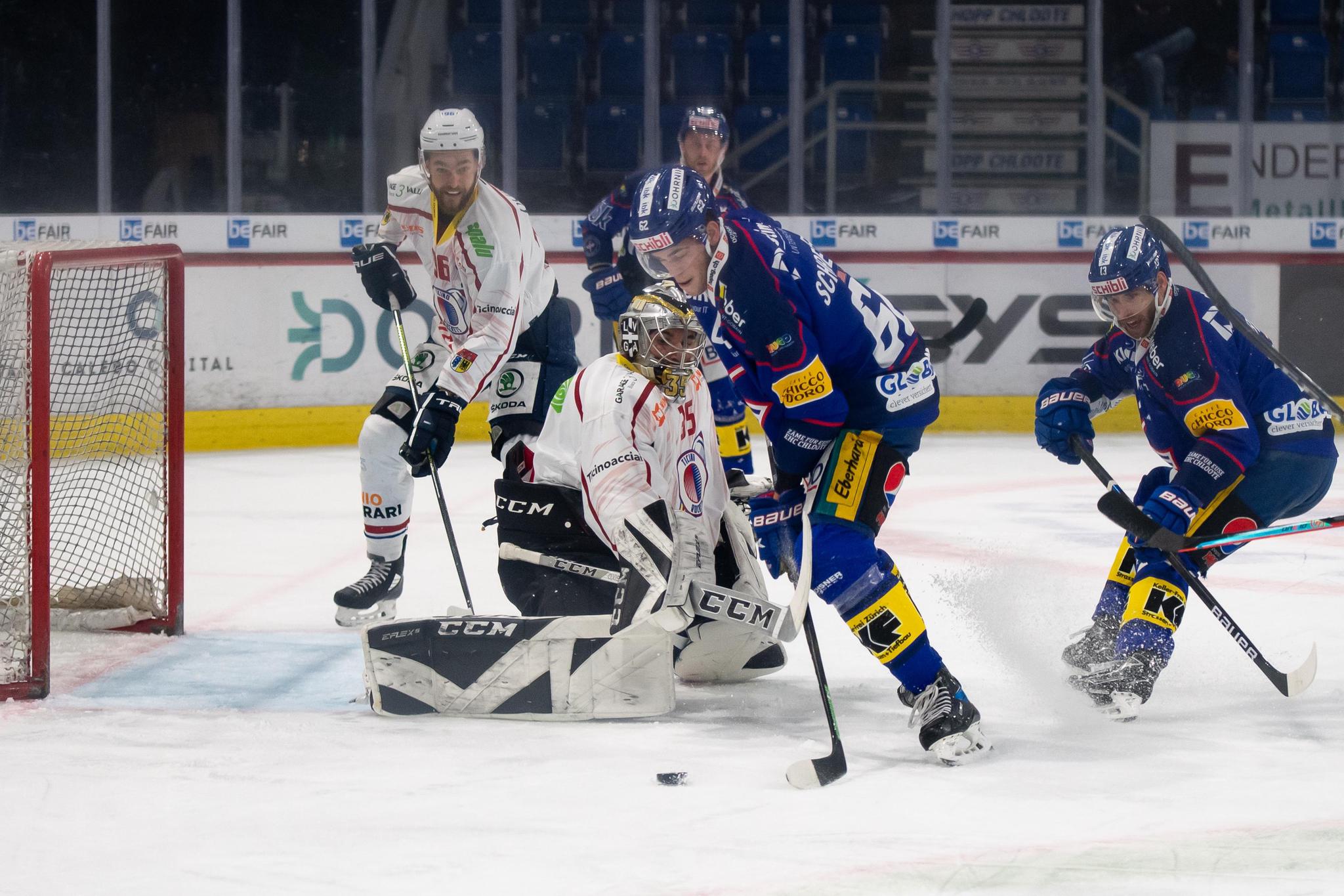 Voller Einsatz bei seiner Premiere mit Klotens erster Mannschaft: Kevin Lindemann duelliert sich mit Michael Pastori von den Ticino Rockets – sein 3:2 ist der einzige Powerplay-Treffer der Unterländer.