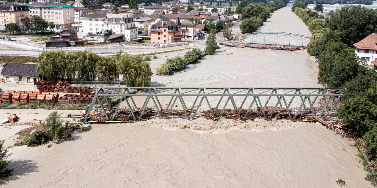 Le Rhône est sorti de son lit à Chippis, le 30 juin 2024.