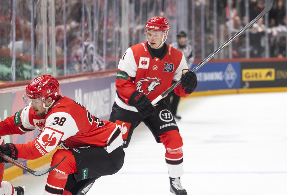 Libor Hudacek d'Ocelari Trinec, à gauche, Lukas Frick de Lausanne, au centre, et Antti Suomela de Lausanne, à droite, se battent pour le palet lors de la Ligue des Champions de hockey au Vaudoise Arena à Lausanne, Suisse, le vendredi 6 septembre 2024.