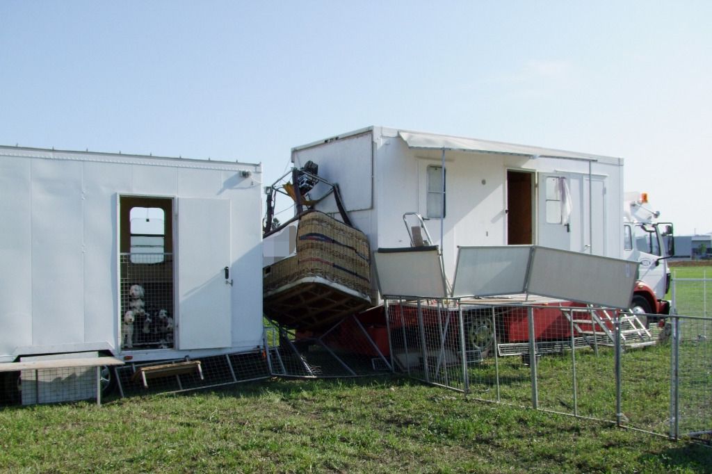 Il s'écrase entre un camion et sa remorque