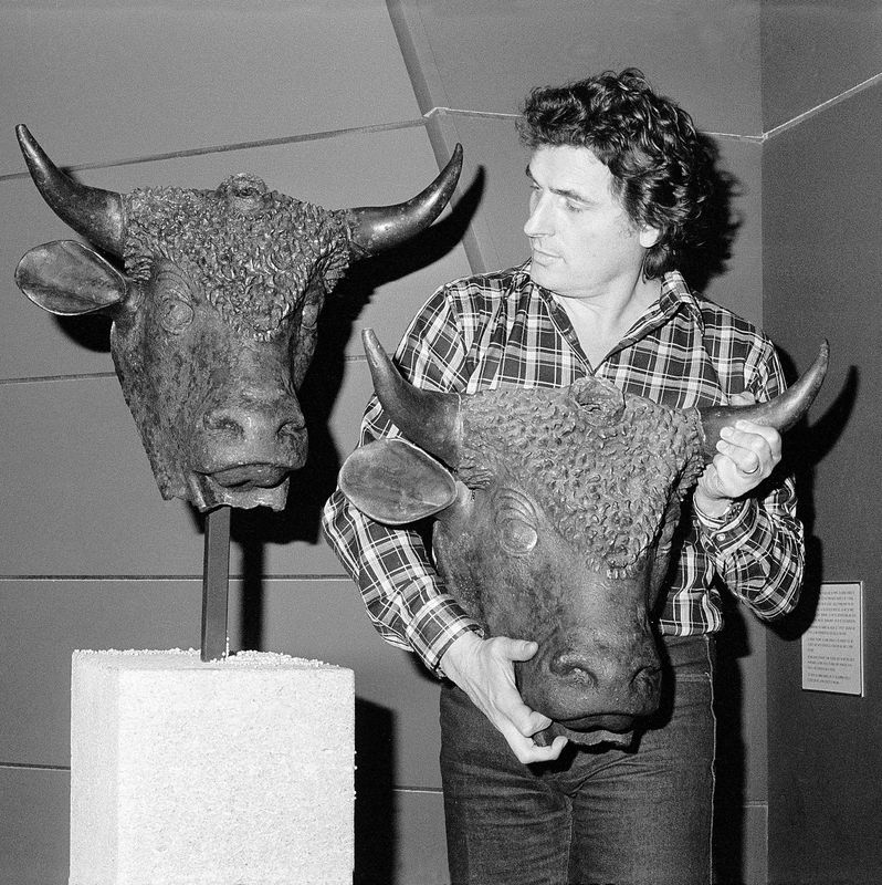Léonard Gianadda en 1983 alors qu'il voit enfin revenir à la Fondation, les grands bronzes trouvés à Martigny.