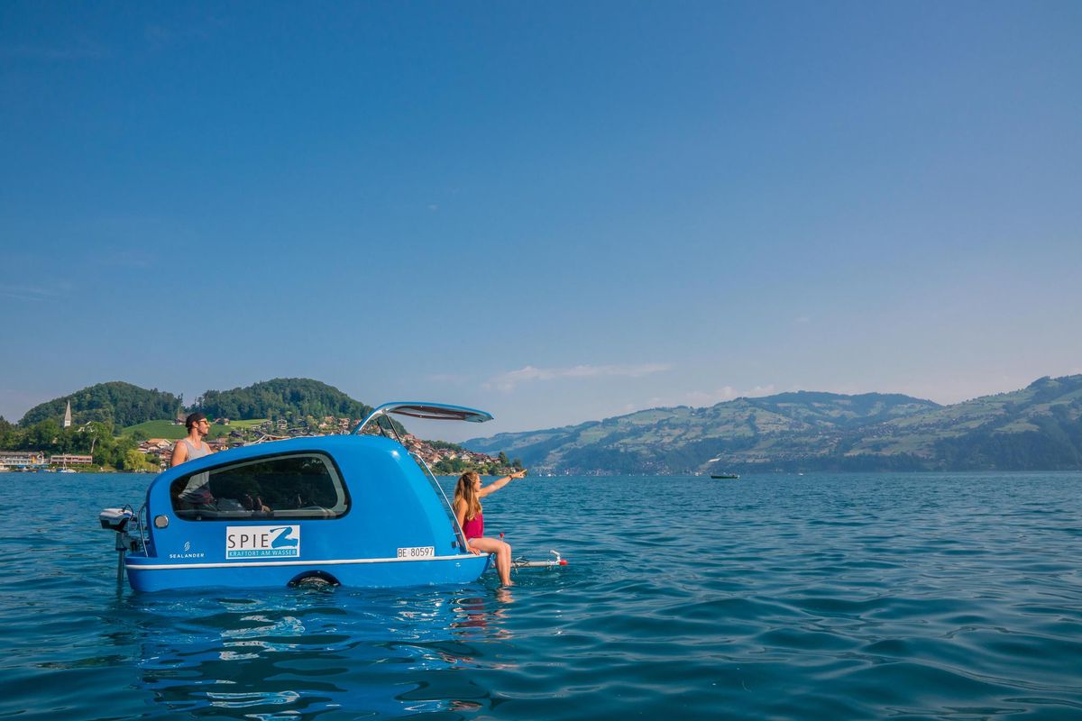 Parfaitement silencieux, le Sealander flotte allégrement poussé par un moteur électrique.  