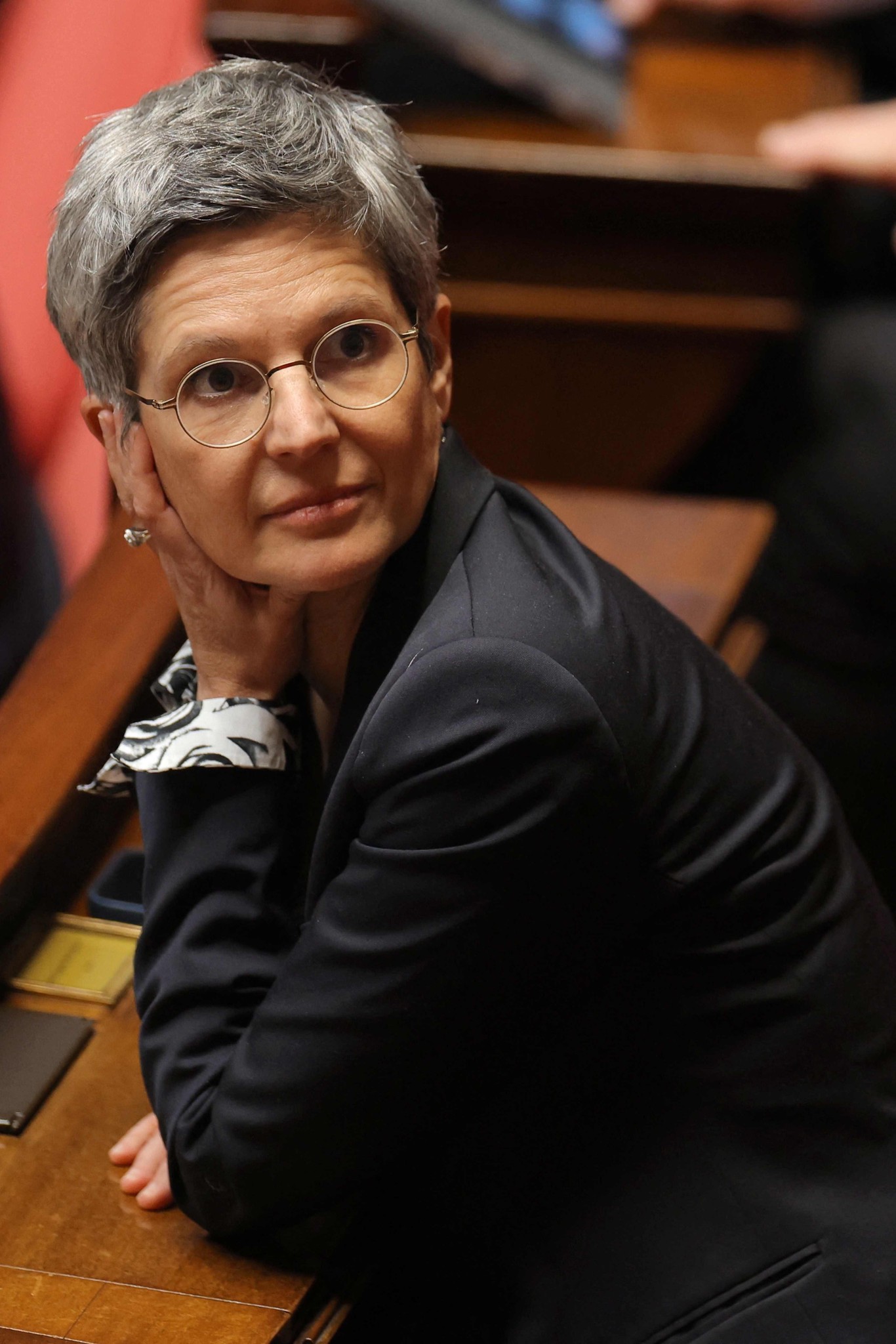 La députée Sandrine Rousseau à son pupitre de l’Assemblée nationale.