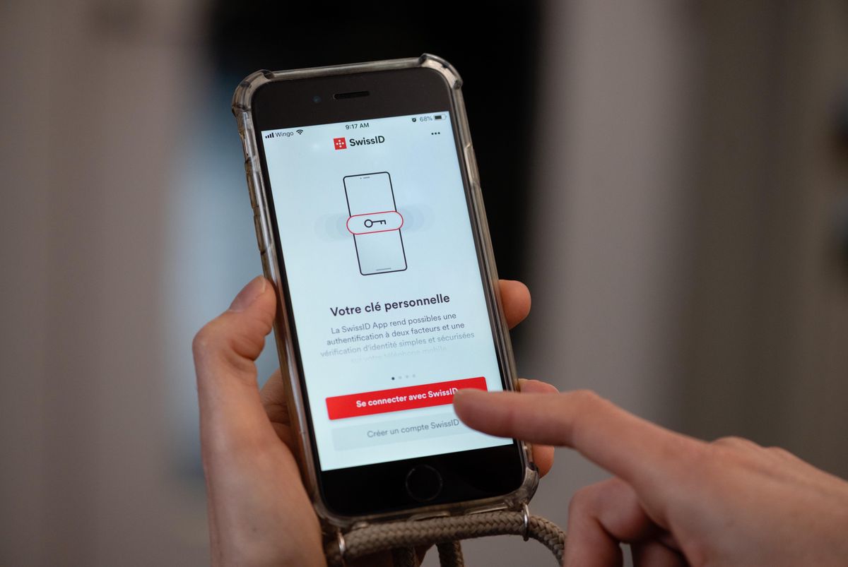 Une personne utilisant l’application SwissID sur un smartphone à Zurich, le 7 janvier 2021.