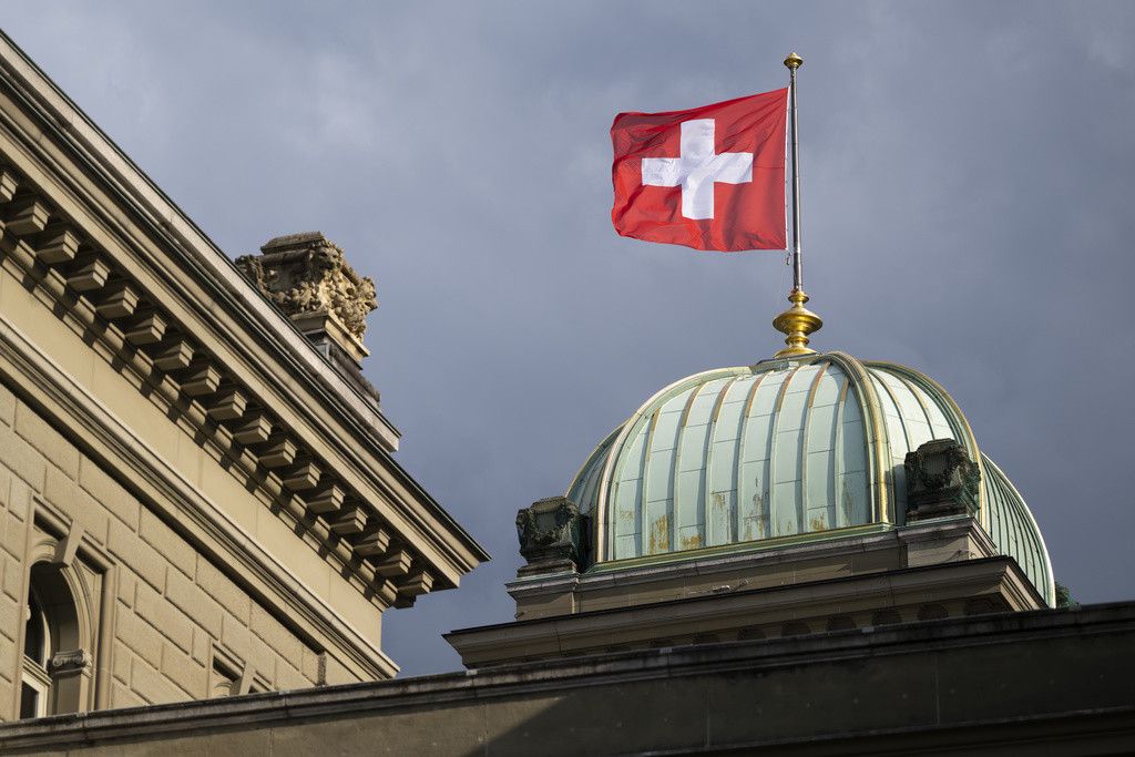 Le drapeau suisse flotte au sommet du palais fédéral à Berne, mercredi 31 mai 2023.