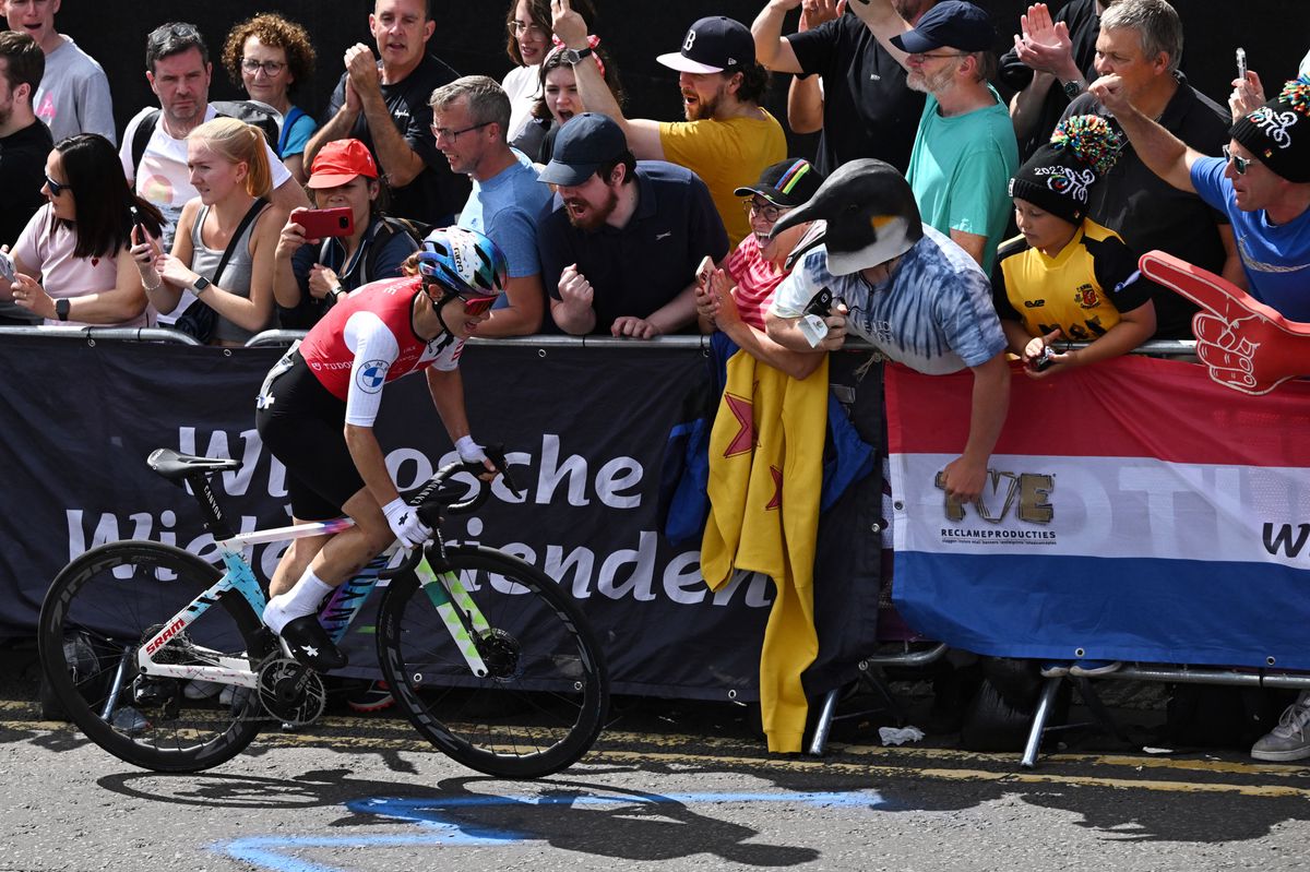 Elise Chabbey de Suisse participe à la course sur route féminine Elite lors des Championnats du monde de cyclisme UCI à Glasgow, en Écosse, le 13 août 2023, entourée de spectateurs enthousiastes.