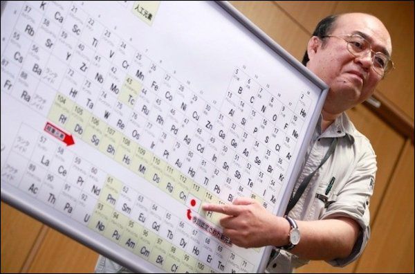 Kosuke Morita, professeur de l'université de Kyushu et figure du Riken, montre le tableau des éléments chimiques. (Archive)