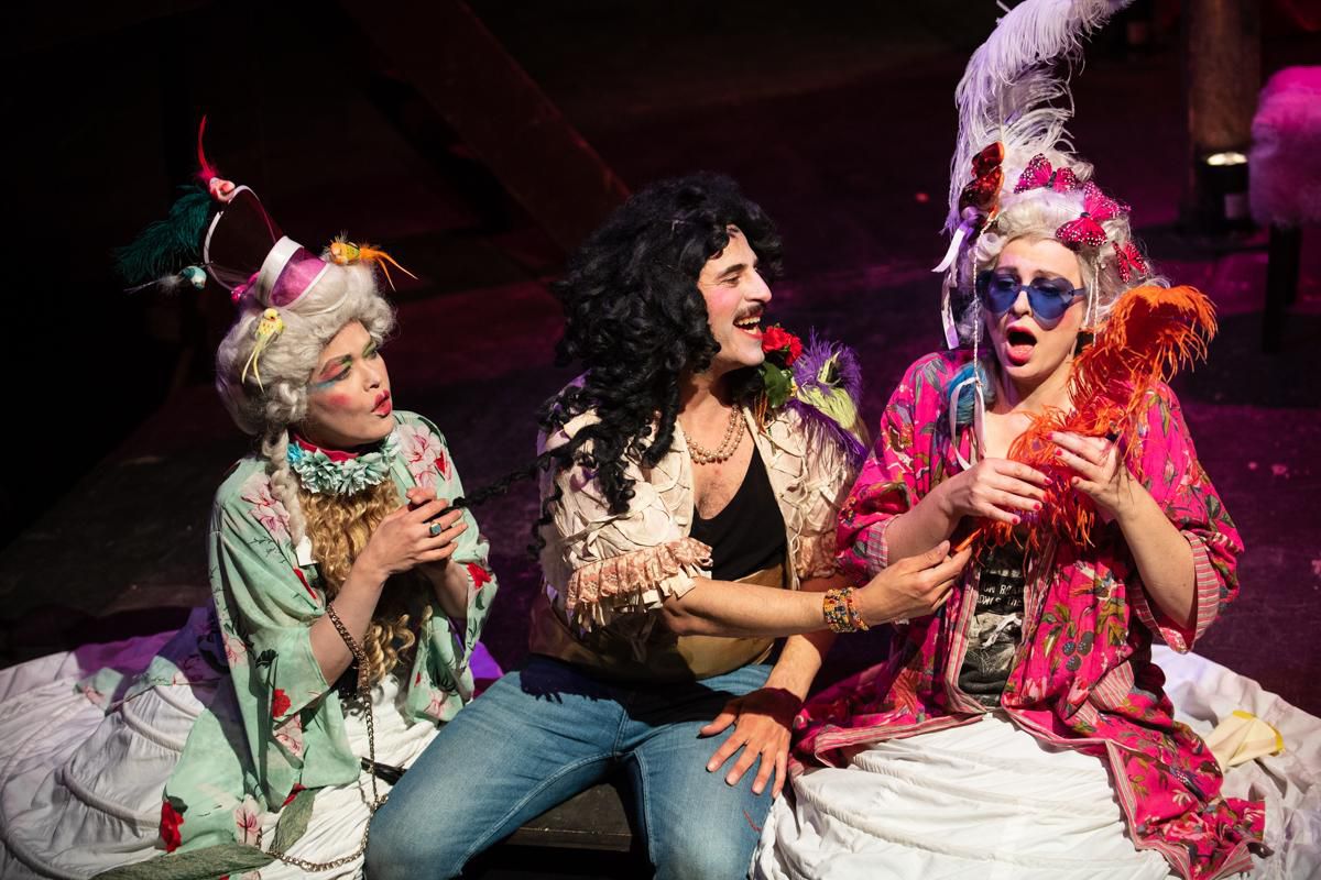 Avec sa version des «Précieuses ridicules» de Molière, Vincent Bonillo devra, au Théâtre de Verdure à Montbenon, s’adapter au peu de lumière à l’extérieur et à la grande profondeur de la scène ouverte.