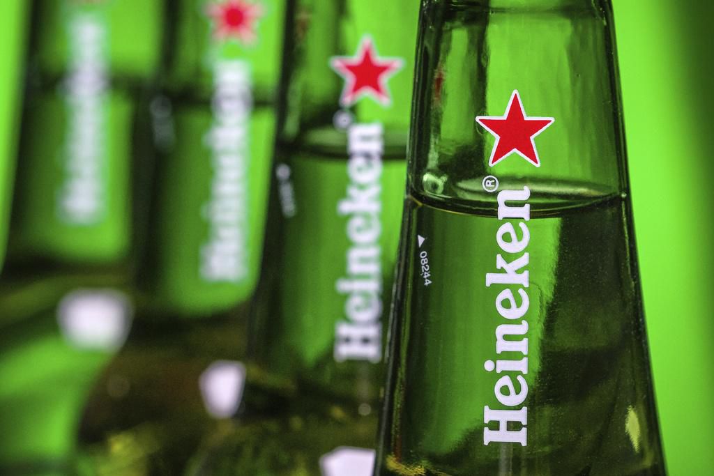 Heineken a annoncé mercredi qu’il allait supprimer 8000 postes dans le monde. (AP Photo/J. David Ake)