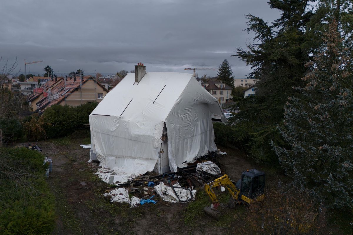 Yverdon , le 28 novembre 2024. La maison de la rue du Valentin 92 incendiée, va être détuite. C'est dans cette maison qu'un homme a tué sa femme et ses trois filles avant de retourné l'arme contre lui- La maison a été emballée d'un bâche  .(C/Odile Meylan 24H)