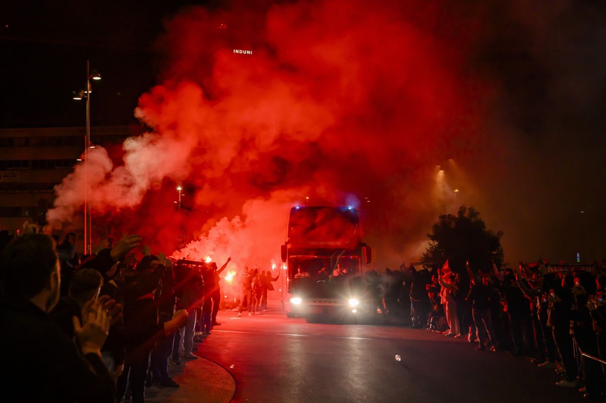 Les supporters lausannois accueillent avec des fumigenes les joueurs du LHC au retour du car apres l'acte 7 de la finale des play-off du championnat suisse de hockey sur glace de National League entre les ZSC Lions et le Lausanne HC (LHC) le mercredi 1 mai 2024 devant la patinoire de la Vaudoise arena a Lausanne. (KEYSTONE/Jean-Christophe Bott)