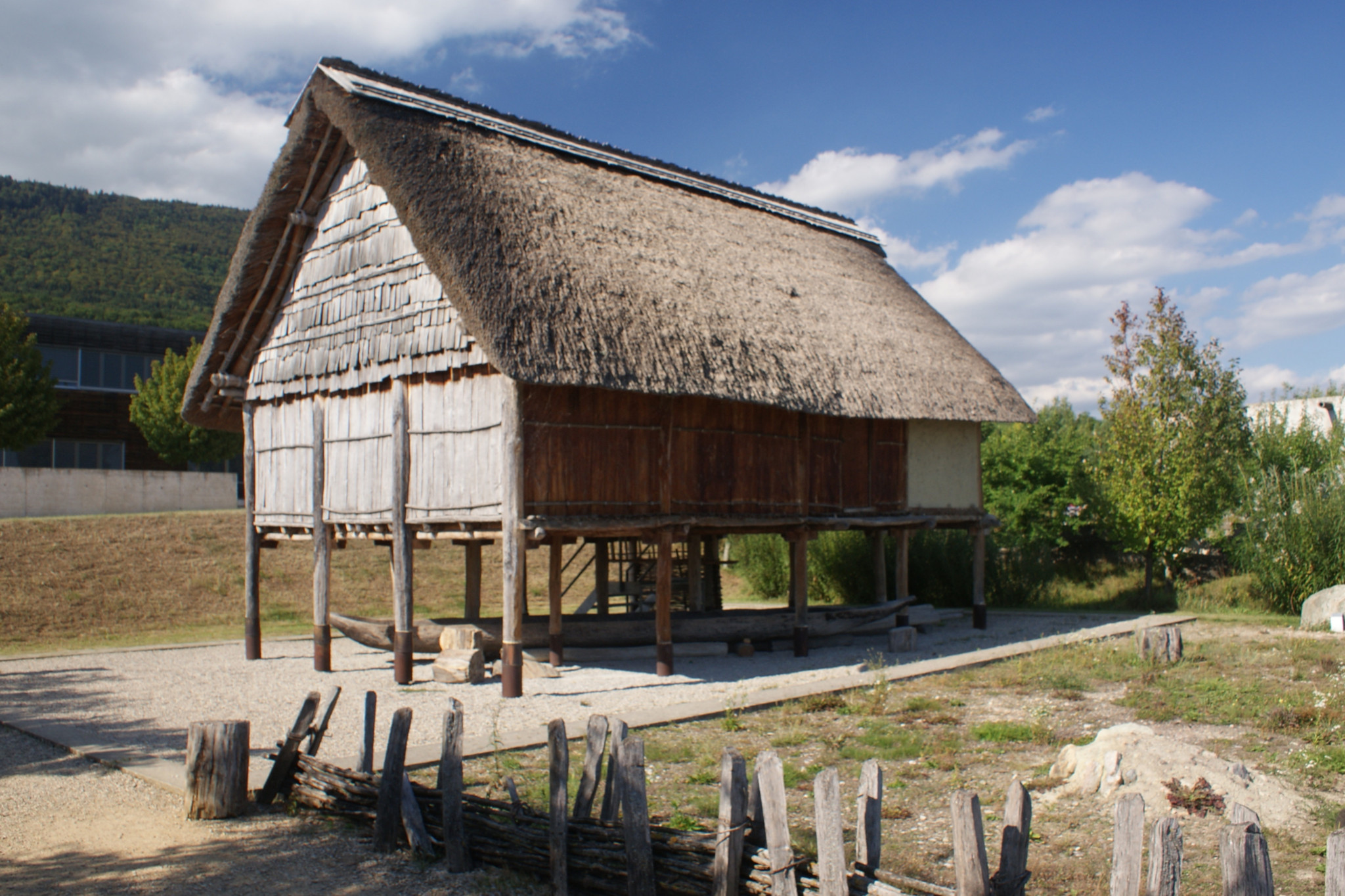 Visible au Laténieum à Hauterive (NE), cette maison montre le type d’habitat qui a fleuri au néolithique sur les rives du lac de Neuchâtel et, notamment, à Yverdon.