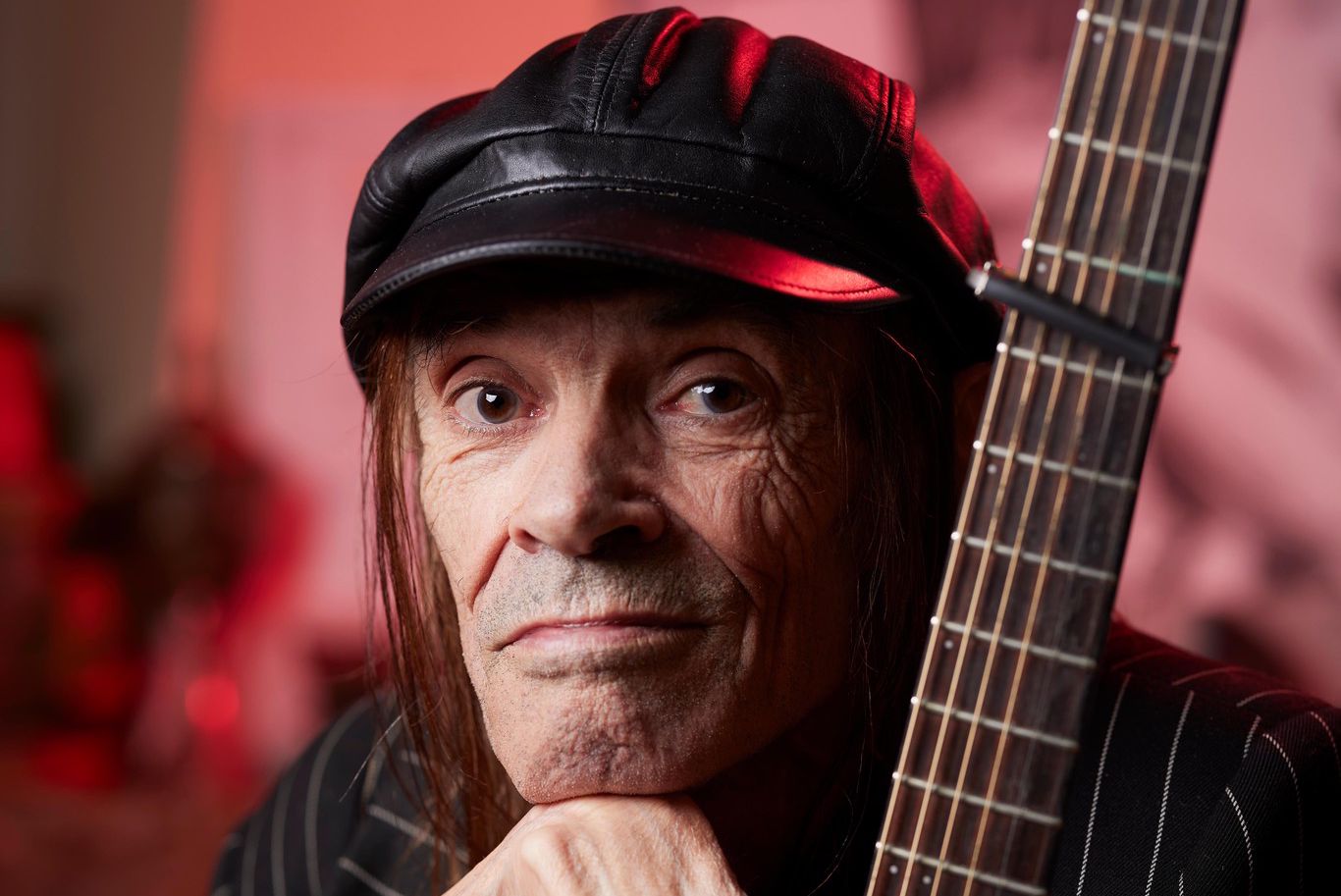 Ayent, le 14 septembre 2022. Portrait du rockeur valaisan Bernie Constantin chez lui pour la sortie de son auto-biographie.    Photo Yvain Genevay / Le Matin Dimanche