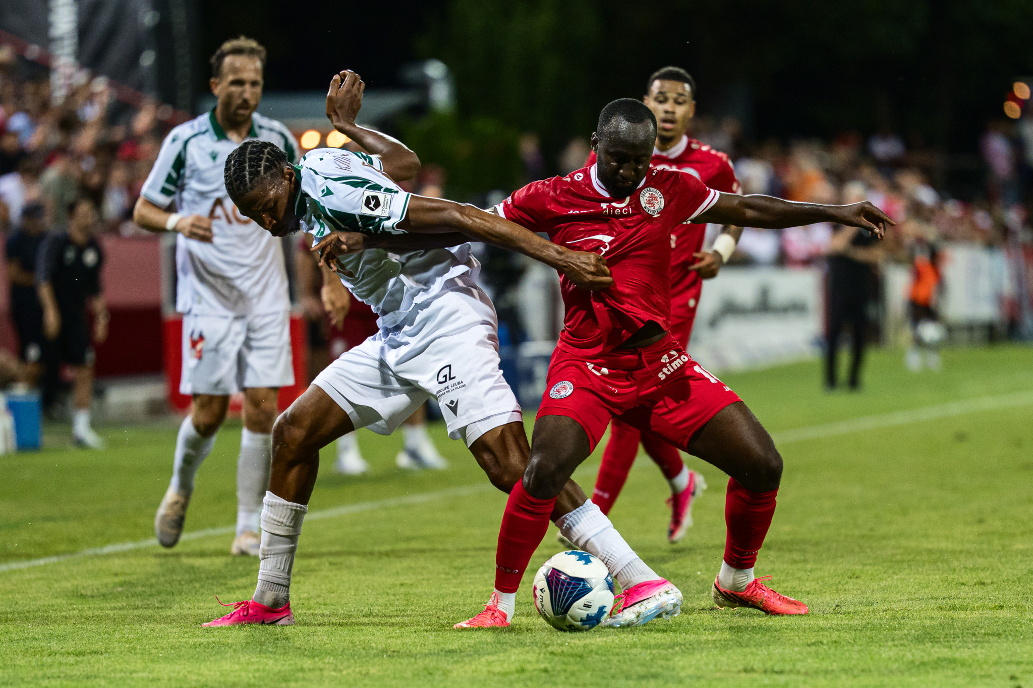 Mahamadou Kanoute (Yverdon Sport) und Souleymane Diaby (FC Winterthur) kämpfen um den Ball im Challenge-League-Spiel in Winterthur.