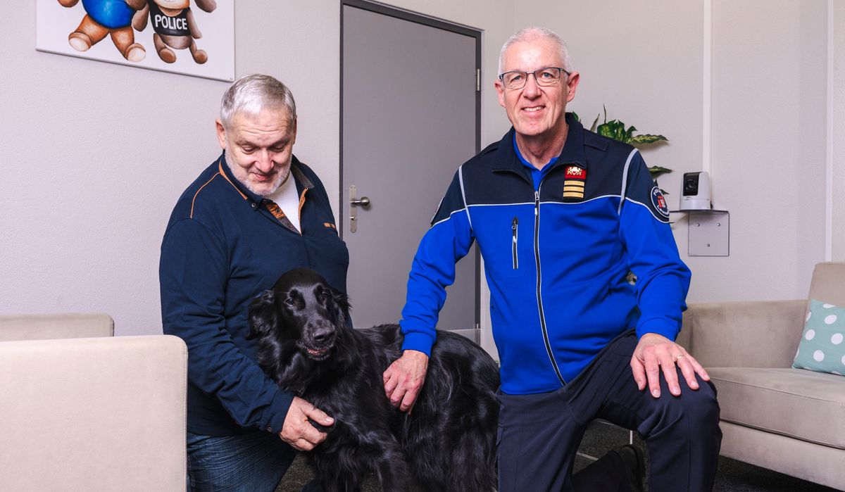 Membres de l’association Chiens de cœur, «Enjoy» et son maître Alain Ruchonnet (à g.) forment l’un des binômes qui soutiendront les jeunes victimes lors d’auditions sensibles. Commandant de la police de Lausanne, Olivier Botteron (à dr.) a privilégié un modèle qui fait intervenir des bénévoles.