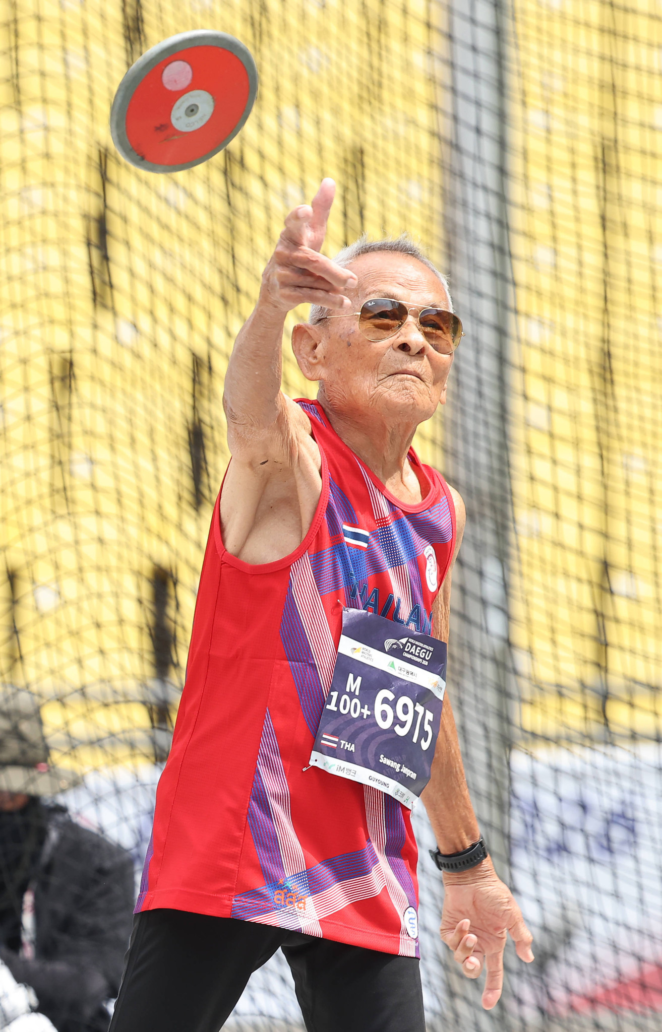 Der 106-jährige thailändische Athlet Sawang Janpram beim Diskuswurf an den World Masters Athletics Championships in Daegu.
