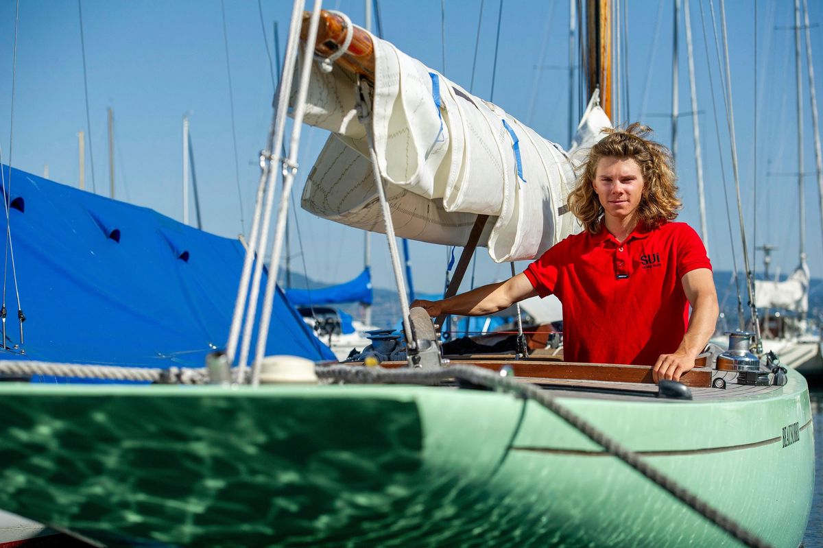 Comme ici à bord du «Beausobre» un voilier datant de 1930, ou à la barre d’un Nacra 15, Axel Grandjean voue le plus grand respect aux bateaux qu’il lance sur les flots.
VANESSA CARDOSO/24 HEURES.