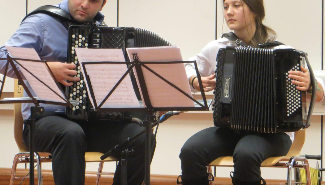 Chloé, 16 ans, concentrée, interprétant un morceau d’Astor Piazzolla accompagnée par son professeur Nelson Martins.