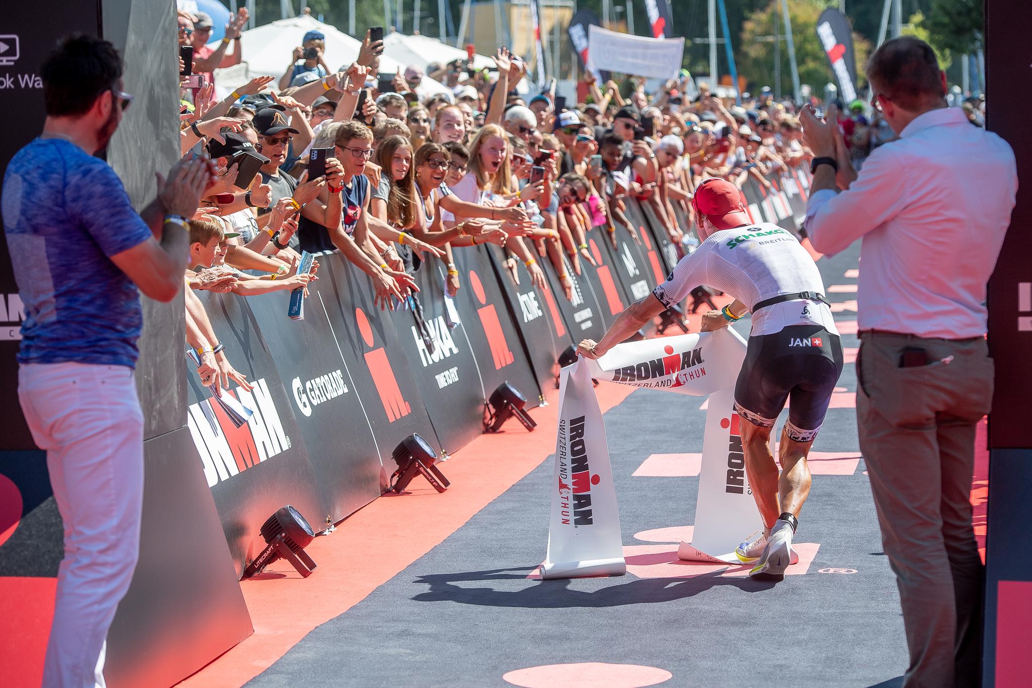 Iron Man Switzerland in Thun. Sieger Jan van Berkel lässt sich feiern. Stadtpräsident Raphael Lanz (re.) und Frank Heinzmann (li., Chef Amt für Bildung, Sport und Kultur) applaudieren.
©️ Patric Spahni