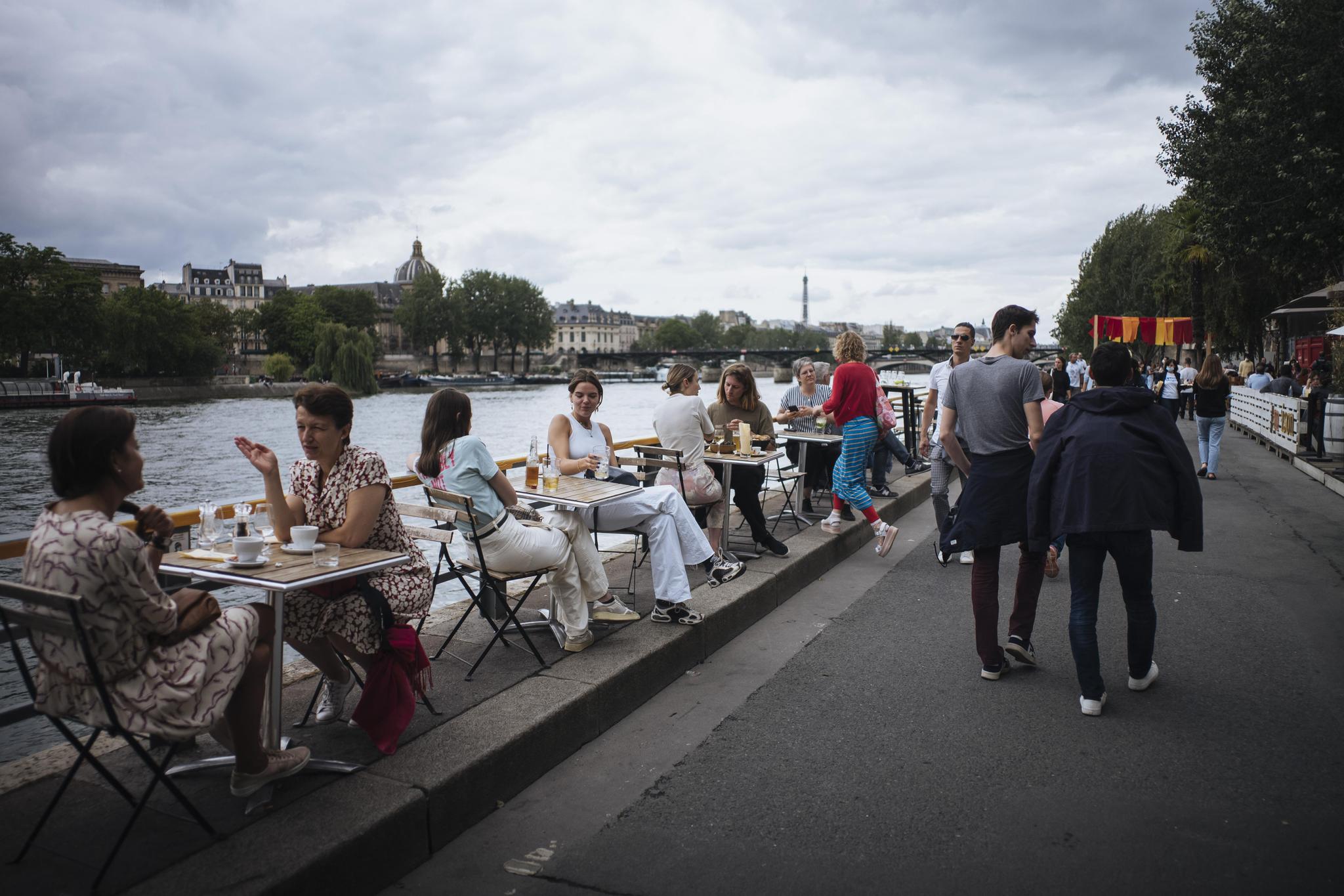 Dès le 1er août, il ne serait plus possible de s’attabler en France pour un verre en terrasse sans un pass sanitaire. Justifié ou atteinte aux libertés fondamentales?