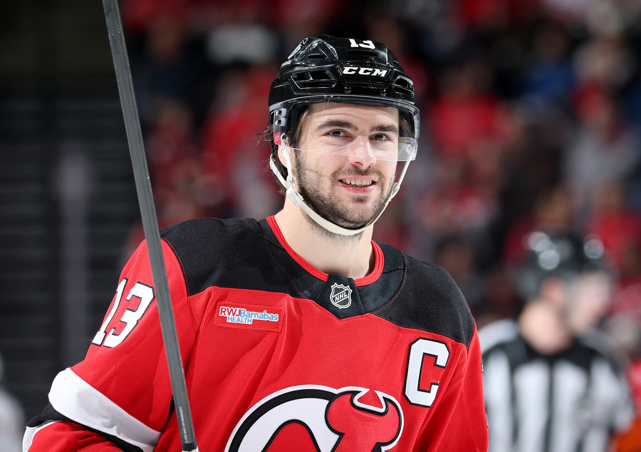 Nico Hischier #13 der New Jersey Devils lächelt während des dritten Drittels gegen die Washington Capitals im Prudential Center.