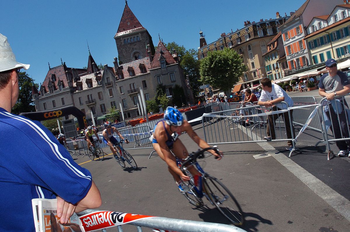 Triathlon de Lausanne: passage à vélo des concurrents hommes devant le Château d'Ouchy.