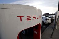 Jahreszahlen: Tesla steckt Milliarden in Musks KI-Firma – erstes Jahres-Umsatzminus