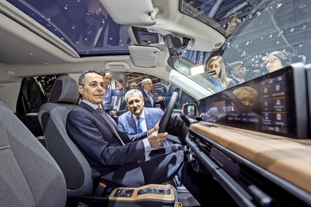 Passionné de voitures, Ignazio Cassis ouvre le Salon de l'auto