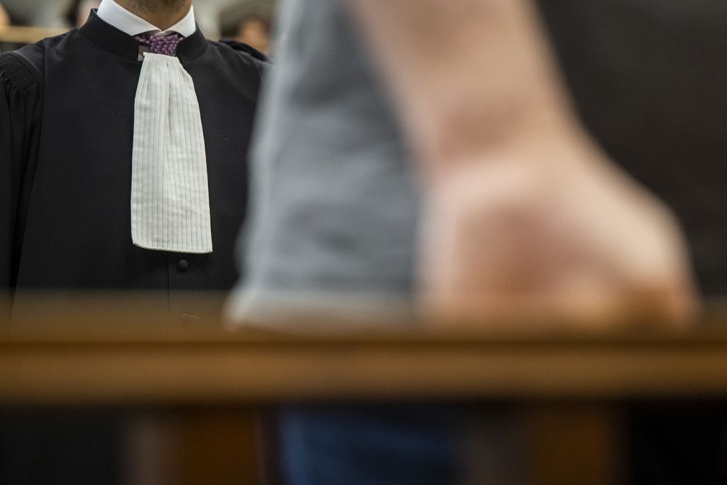 EDITORS NOTE: PEUT ETRE UTILISE COMME IMAGE D'ILLUSTRATION POUR DES PROCES --- Un avocat plaide devant son prevenu, lors d'un Proces fictif du Tribunal penal dans la salle A3 du Palais de justice a l'occasion de la 8eme edition de la Semaine de la democratie ?Construire la democratie?, ou les portes ont ete ouverts aux publics au Palais de Justice, ce samedi 1 octobre 2022 a Geneve. Lors de cette journee des 3 pouvoirs (legislatif, executif et judiciaire) ont ouvert leurs portes a la population qui pourra endosser le temps de seances fictives le role des representantes et representants elus par le peuple. (KEYSTONE/Martial Trezzini)