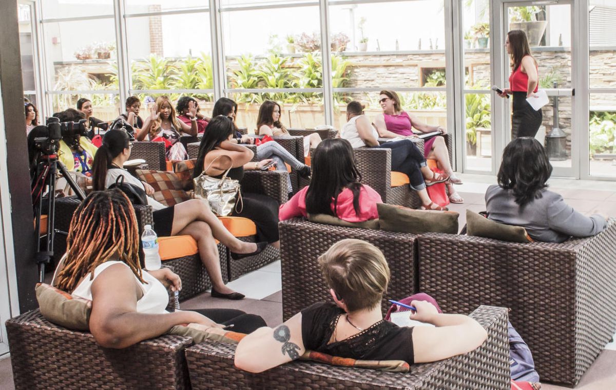 In Korbsesseln sitzend, tauschen die Frauen Erfahrungen aus und stellen der Referentin Fragen. In Korbsesseln sitzend, tauschen die Frauen Erfahrungen aus und stellen der Referentin Fragen.