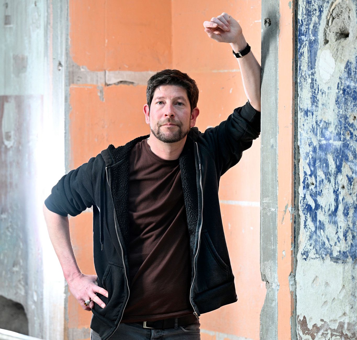 Vevey, le 2 avril 2024. Portrait de Der.  Gérard Massini, compositeur et pianiste, ici dans les couloirs du  théâtre de l'Oriental. .24HEURES/Chantal Dervey