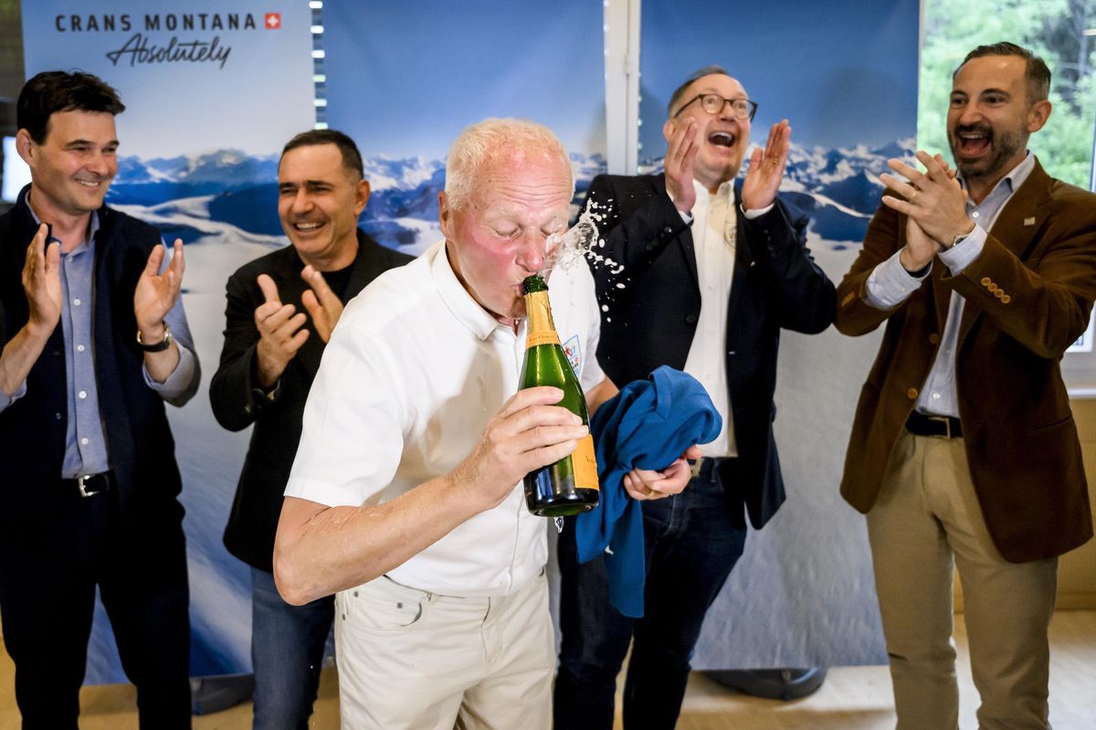 Marius Robyr, directeur exécutif du comité de candidature, a fait sauter le champagne à l’annonce de la victoire.